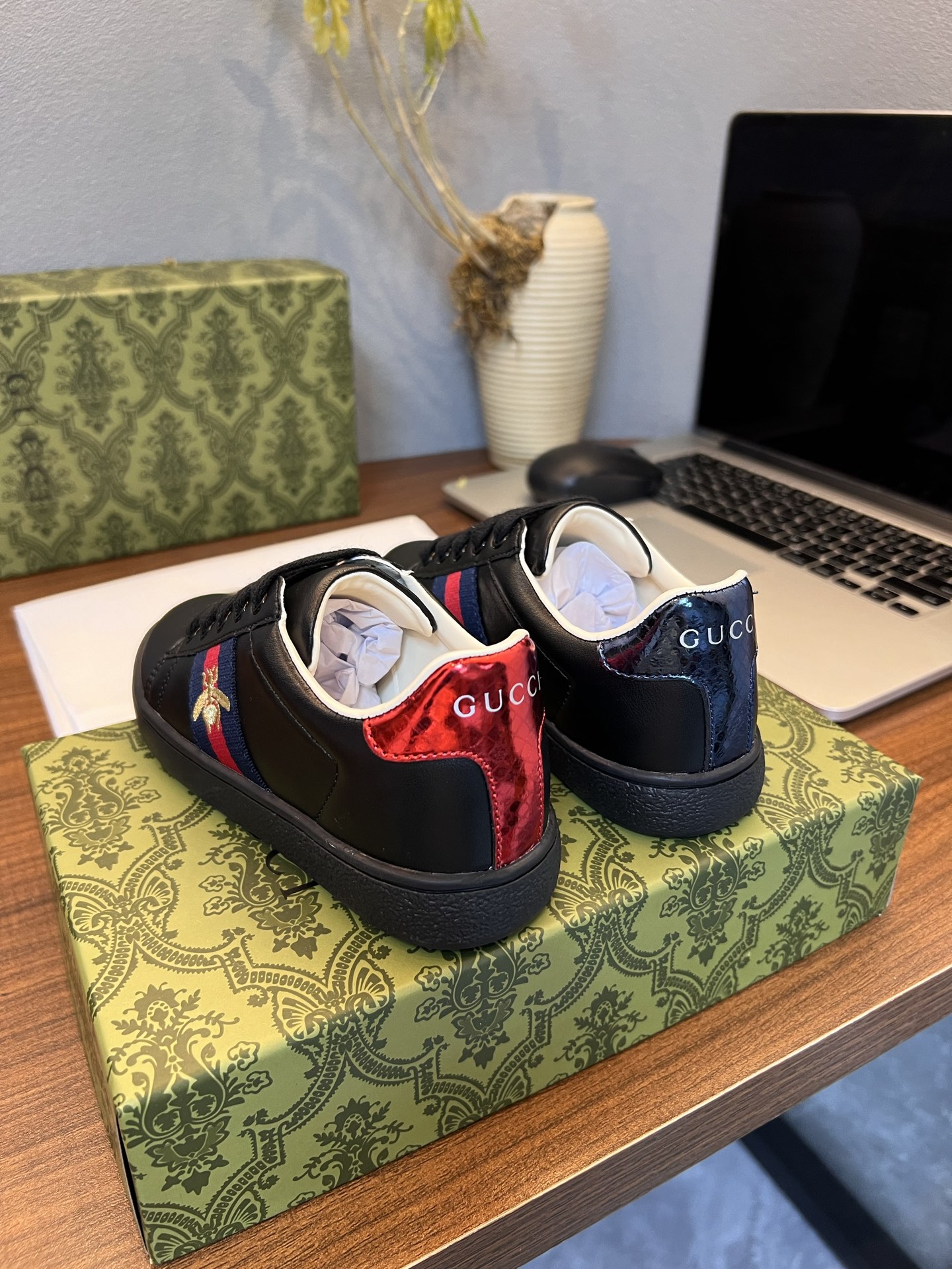 Children's shoes child